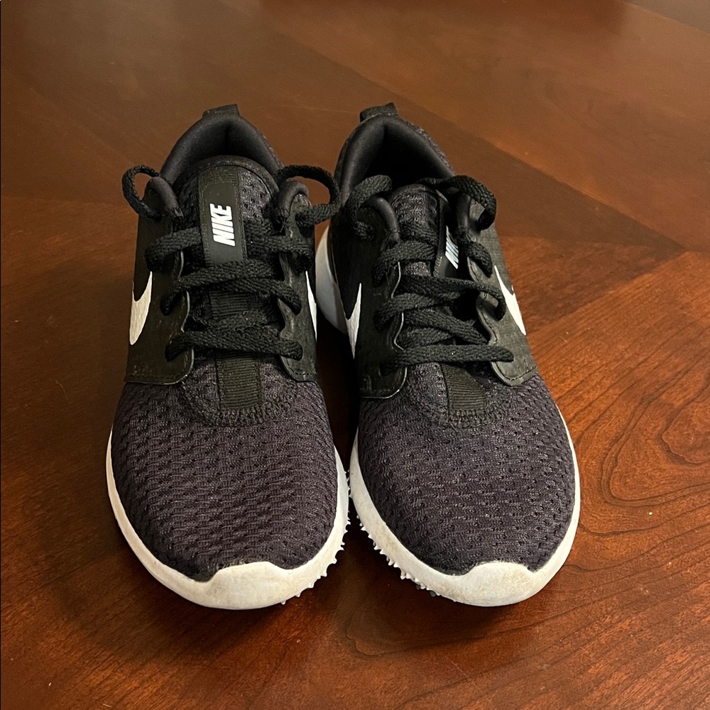 Nike Roshe Kids Black Golf Sneakers - Picture 2 of 5
